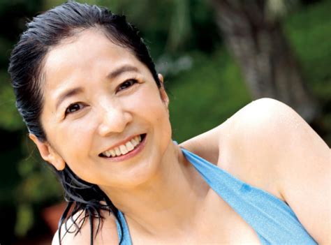 宮崎美子”40年ぶりビキニ姿”の還暦水着グラビア画像60枚